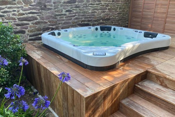 Mise en scene spa bain tourbillon enterré terrasse bois